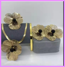 Women 18K Gold Plated Stainless Steel Three Piece Set Exaggerated Four Leaf Flower Pearl Necklace Jewelry Set